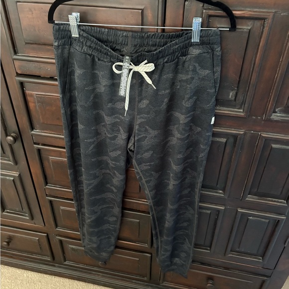 NWOT: Vuori Women's Performance Black Camouflage Jogger Pants- Size Medium - Picture 2 of 5